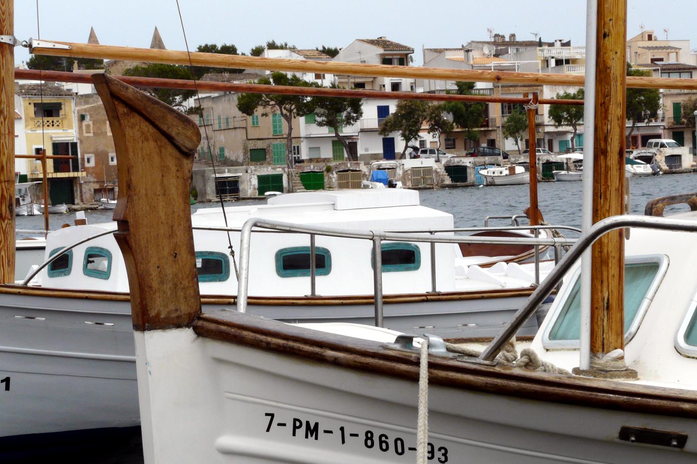 Fischerboote und Porto Colom